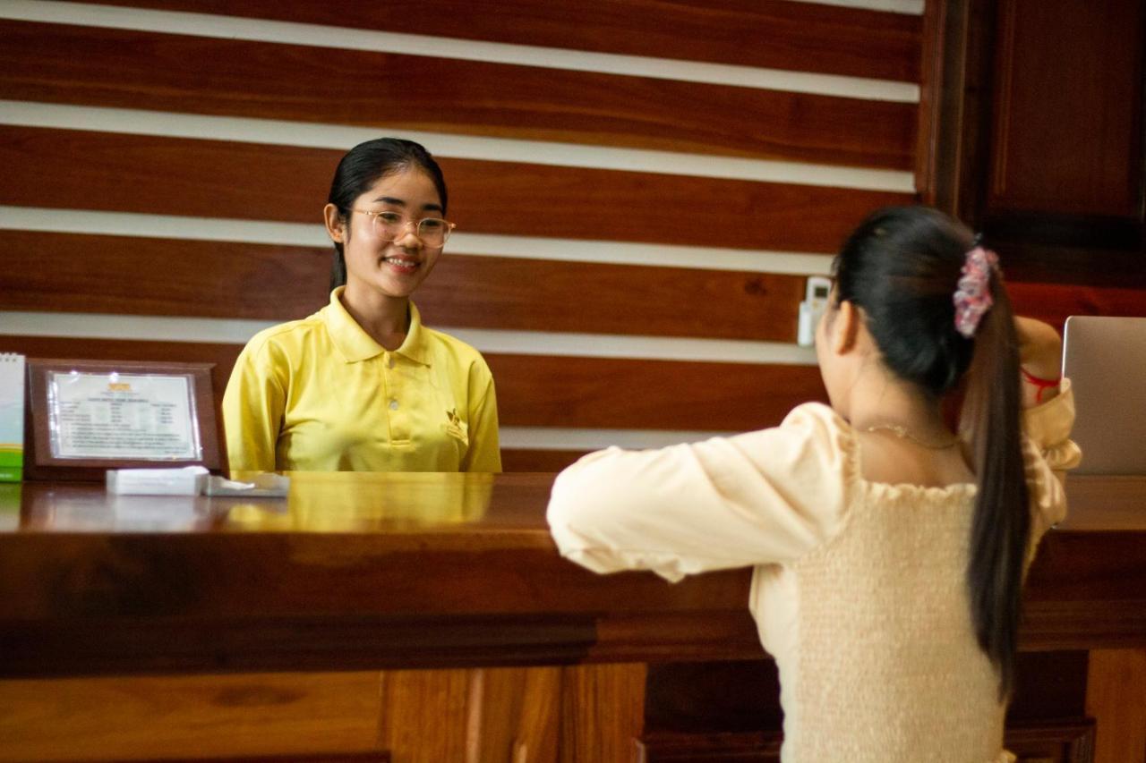 Kampong Thom Palace Hotel Exterior foto